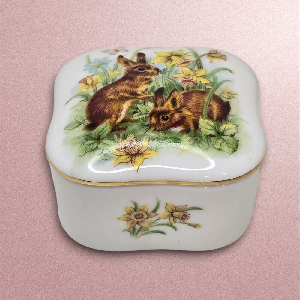 Royal Yarmouth Easter Parade Holiday Music Box‎ Fine Porcelain Bunny Rabbits
